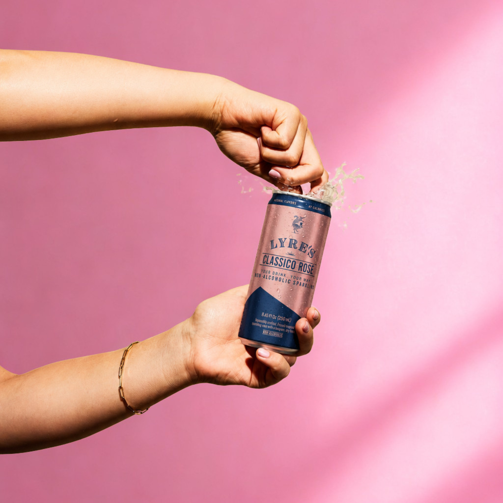 Non-alcoholic sparkling rose can